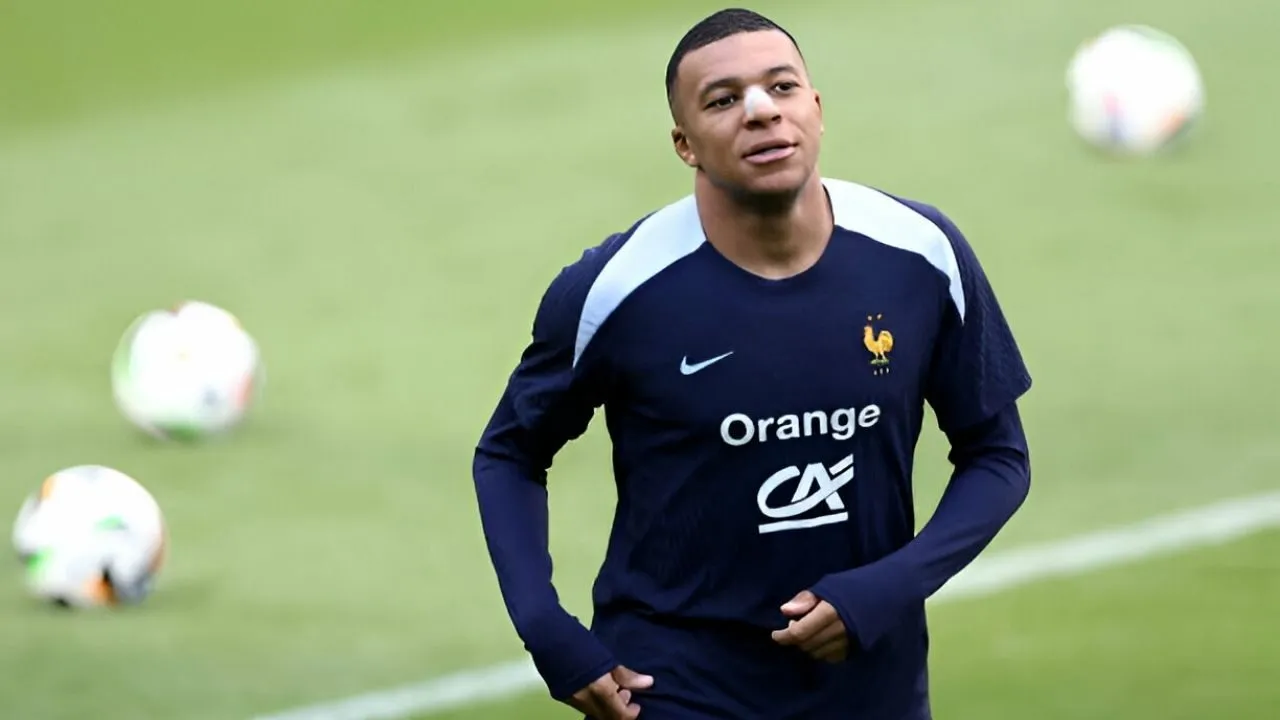 mbappe bị gãy mũi