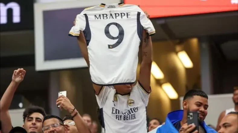 mbappe mặc áo số mấy