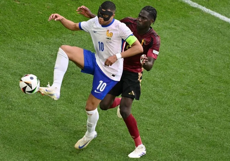 tai-sao-mbappe-deo-mat-na