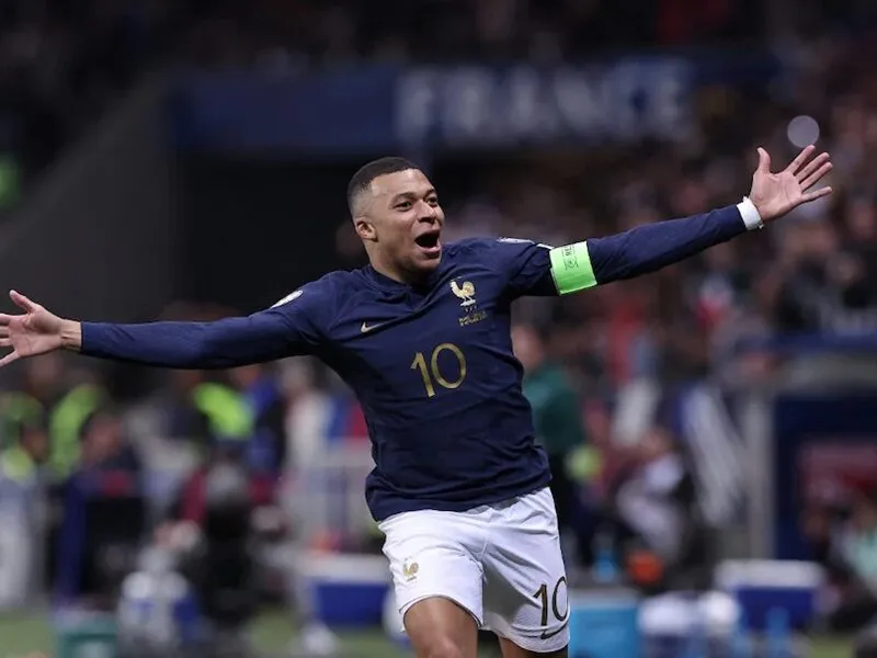 Mbappe ăn mừng bàn thắng trong màu áo Real Madrid tại sân Bernabeu
