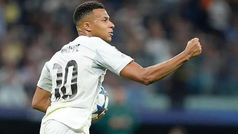 Kylian Mbappe trên sân Bernabeu trong màu áo Real Madrid.