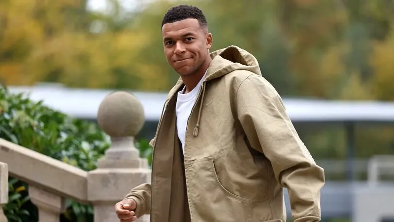Mbappe đến trung tâm huấn luyện Clairefontaine cùng tuyển Pháp