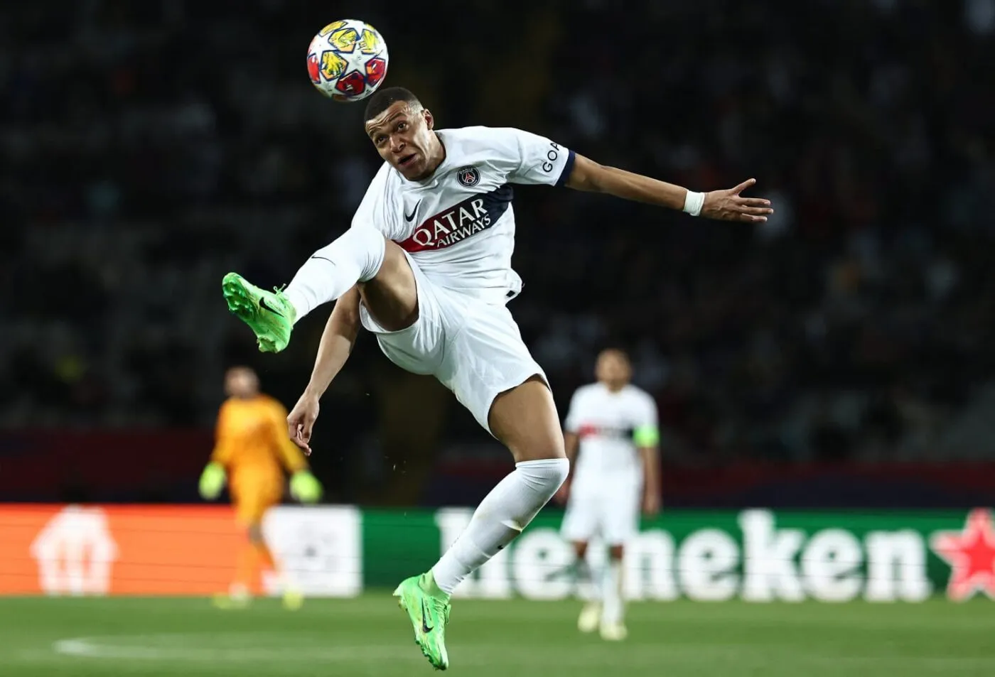 Kylian Mbappe dính chấn thương