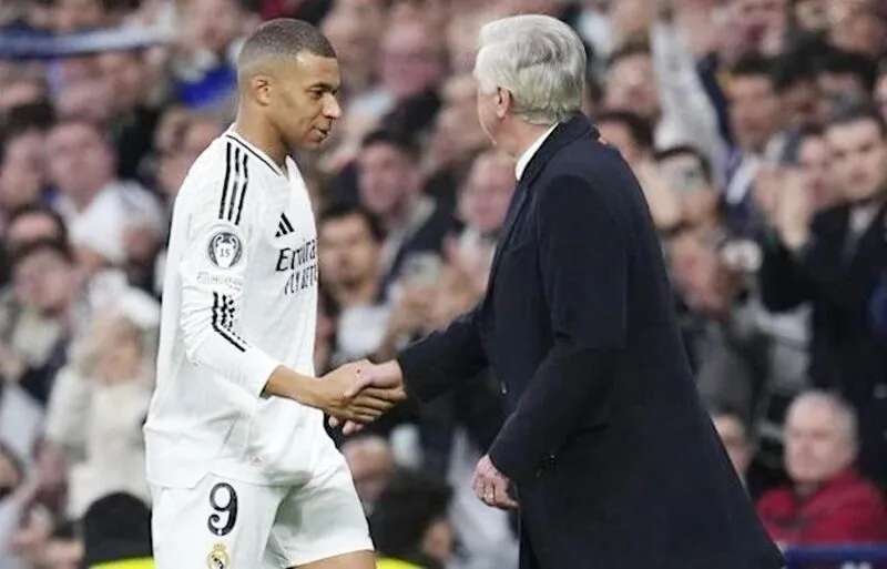 Mbappe bắt tay HLV Carlo Ancelotti sau trận đấu