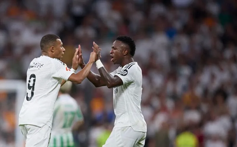 Mbappe cùng Vinicius Jr ăn mừng trước khán đài Real