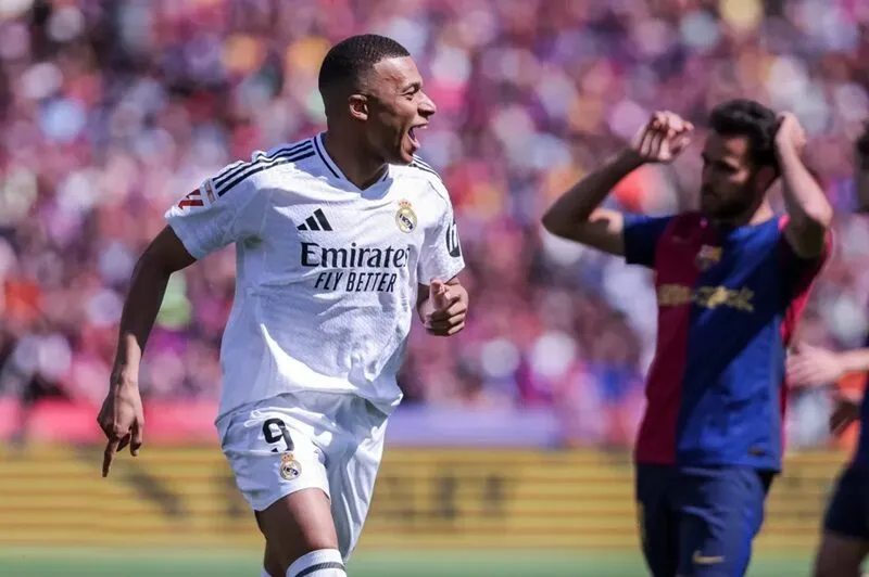 Mbappe ăn mừng bàn thắng vào lưới Barcelona tại Bernabéu.