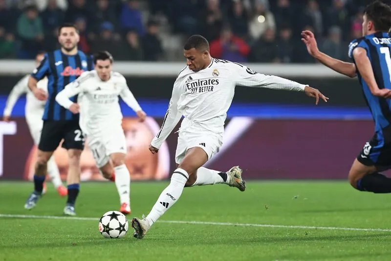 Mbappe trong khoảnh khắc sút bóng ghi bàn