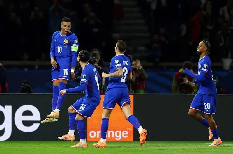 Mbappe ăn mừng cú đúp cùng tuyển Pháp