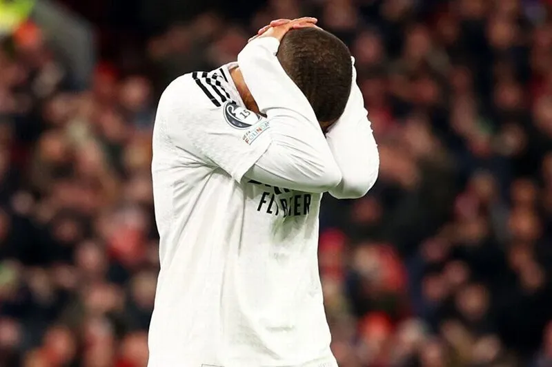 Mbappe thất vọng rời sân Anfield